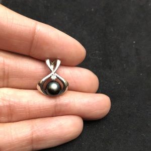 Na Hoku 14K WHITE GOLD black pearl diamond pendant